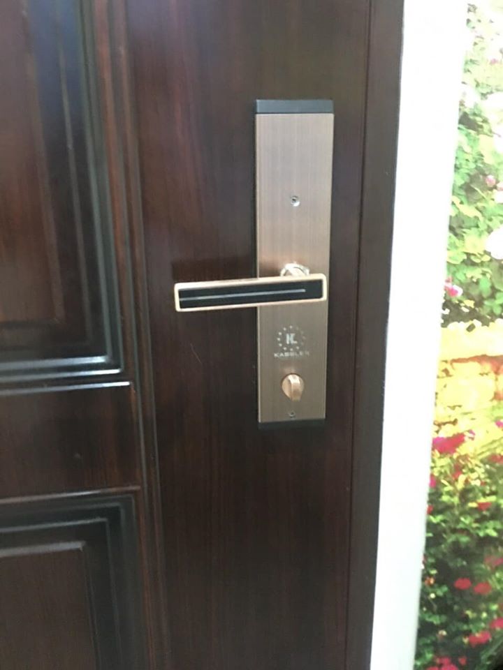 cách sử dụng khóa cửa khách sạn điện tử