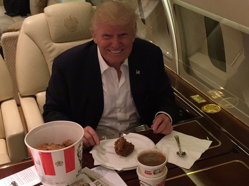Tân tổng thống Mỹ Donald Trump thích thú với đồ ăn nhanh